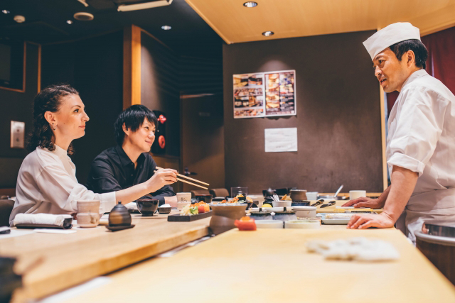 お寿司を食べる女性と男性 お寿司を食べる女性と男性