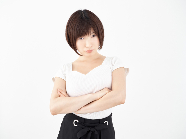 不機嫌な女性 不機嫌な女性